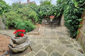 Beautiful 1 bedroom cottage with courtyard.